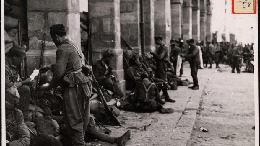 "Aspecto que ofrecía una de las calles de Reinosa a la entrada de nuestras tropas".