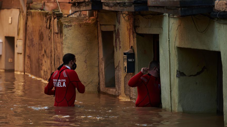 Trabajadores de Protección Civil caminan por una calle inundada de Tudela el pasado 12 de diciembre