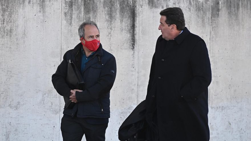 En una imagen del 17 de noviembre del pasado año, el exalcalde de Boadilla, Arturo González Panero (i), a su llegada a la Audiencia Nacional en San Fernando de Henares. EFE/ Fernando Villar
