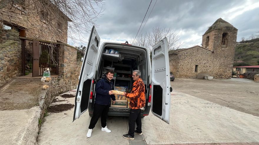 Adrián, el panadero que sirve a domicilio en pueblos riojanos aunque pierda dinero: "El día que deje de subir, no lo hará nadie"