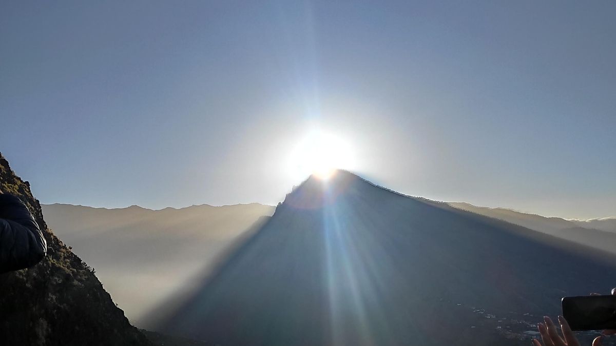 El sol saliendo por la cima del Bejenao, en La Palma, durante el solsticio de verano
