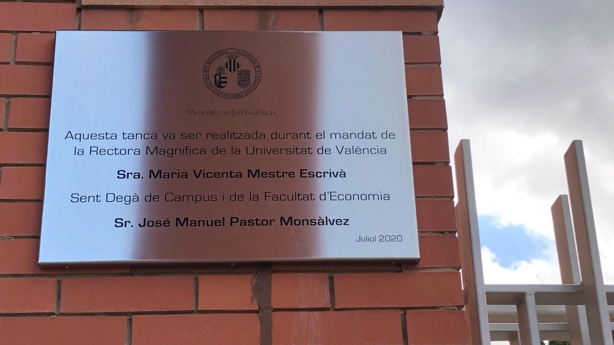 Placa inaugural de la valla del campus de Tarongers