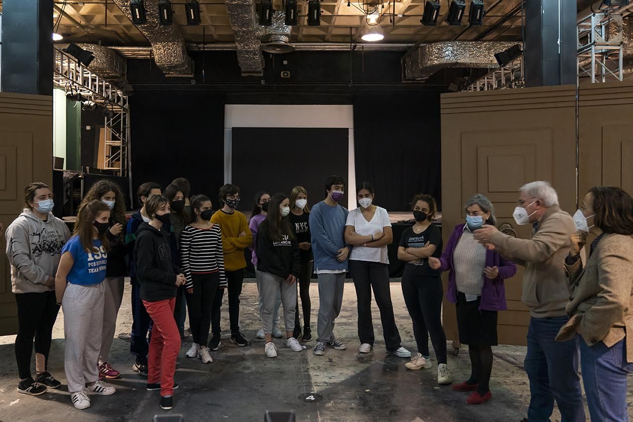 Los profesores dan las últimas pautas del ensayo del día.