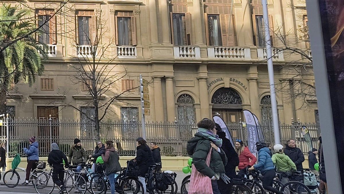 El tranvía de regreso no llevaba anuncios: delante del antiguo edificio de Capitenía General, en la Plaza Aragón, manifestación en bici