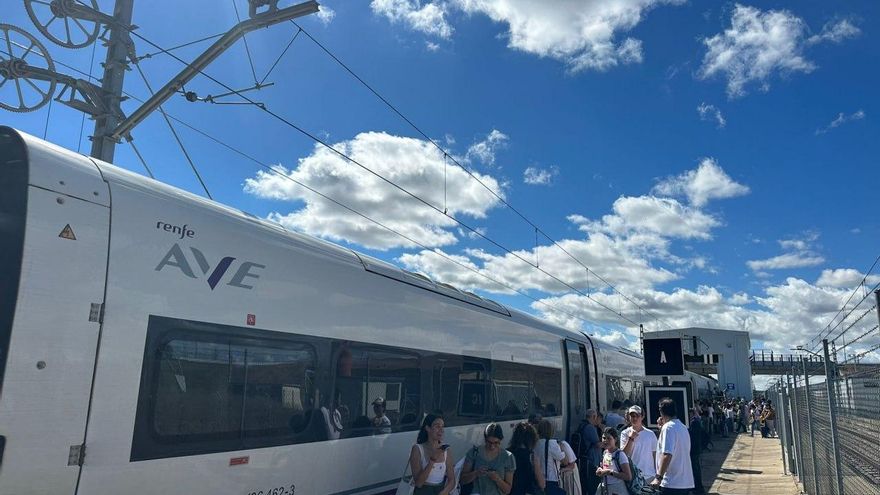 Una avería en el AVE de primera hora obliga a los viajeros a cambiar de tren dos veces para poder llegar a Asturias