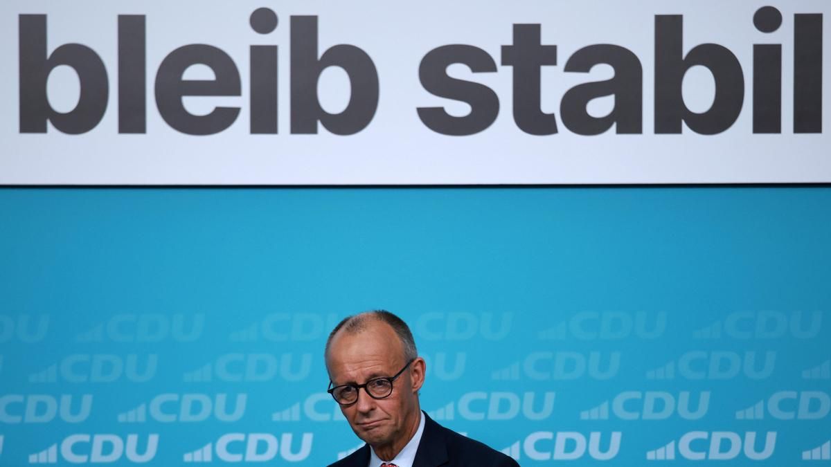 El canciller alemán, Fredrich Merz, el 17 de septiembre en el último mitin de campaña de la CDU en Berlín bajo un cartel que pide a lo votantes "mantenerse estables".