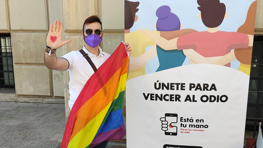 Colectivos LGTBI se unen para denunciar el aumento de los delitos de odio en el Día contra la Homofobia, Transfobia y Bifobia