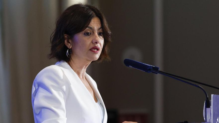 La ministra de Juventud, Sira Rego, presenta al embajador de Palestina en España, Fadi Elhusseini, en el desayuno informativo organizado por Nueva Economía Fórum, en el Hotel Mandarin Oriental Ritz, en Madrid, este jueves.