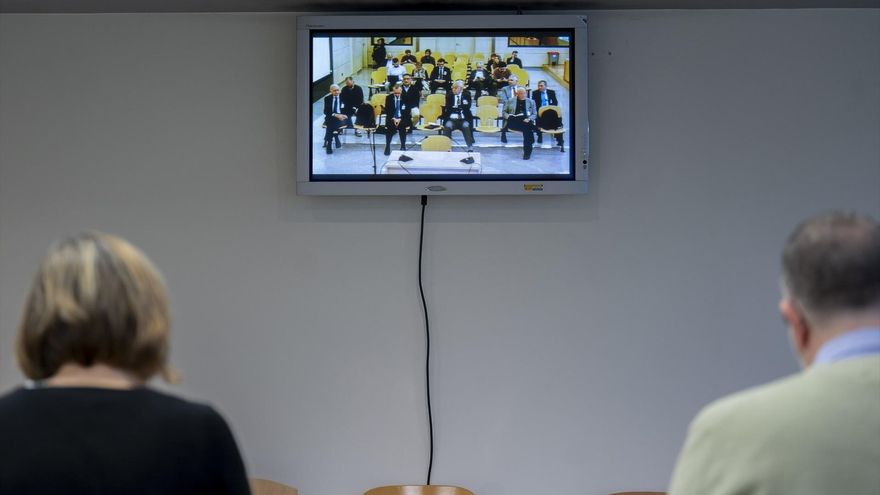 Pantalla en la sala de prensa con la retransmisión del primer día del juicio de la Operación Kitchen