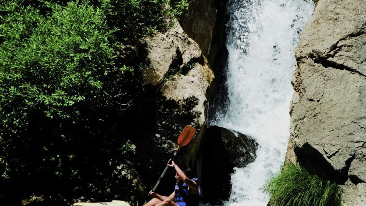 Su impresionante relieve exterior y su enorme boca de piedra caliza capturan la atención de excursionistas y amantes de la aventura