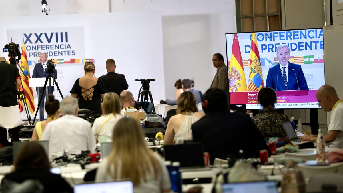 El presidente Azcón, durante su comparecencia ante los medios tras la Conferencia de Presidentes
