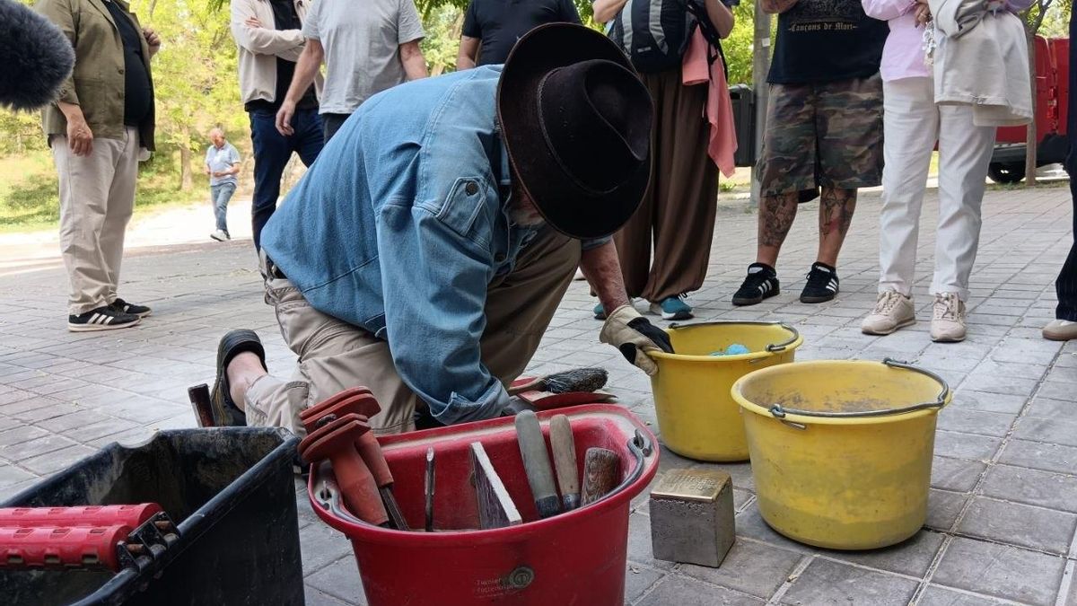 Gunter Demnig colocando una piedra