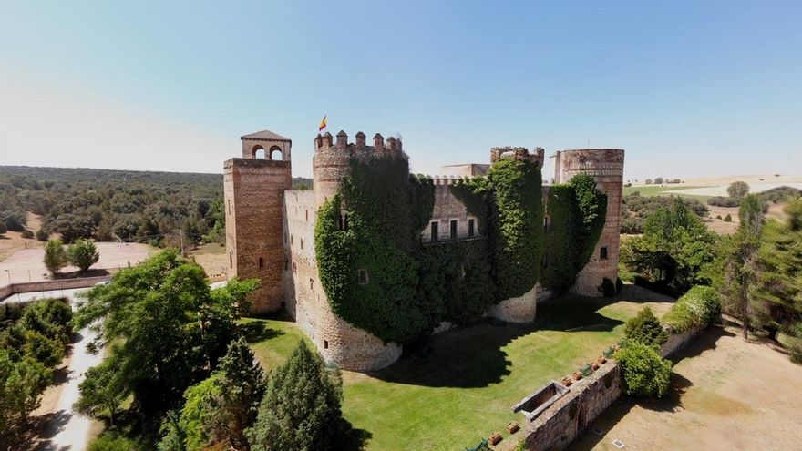 Oculto entre álamos, encinas y sabinas, este castillo de varios estilos perteneció a una sobrina de los Reyes Católicos y a un pintor de cámara