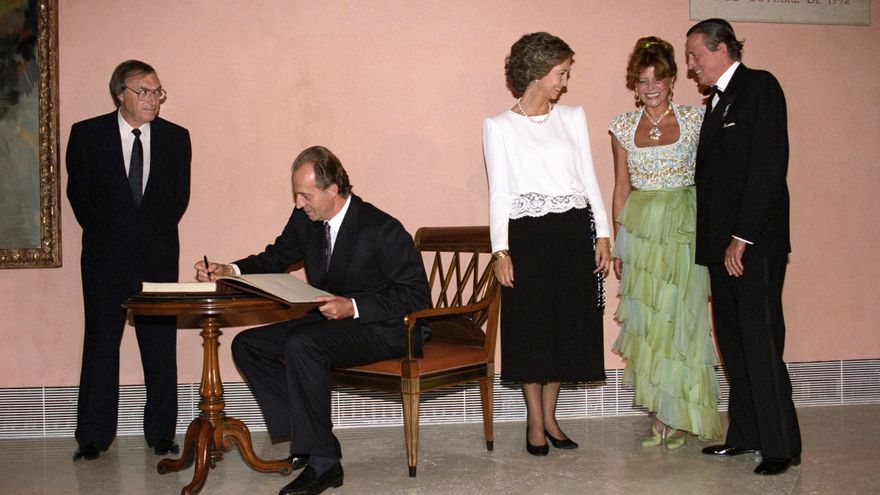 Los reyes de España inauguran el Museo Thyssen-Bornemisza el 8 de octubre de 1992, en esta imagen en la que Juan Carlos I firma el Libro de Honor, en presencia de la reina Sofía, los barones Thyssen y del ministro de Cultura en ese momento, Jordi Solé Tura
