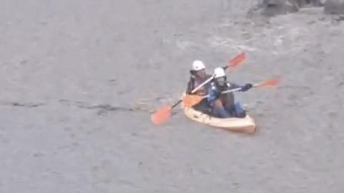 Dos jóvenes demuestran que el barranco de Las Angustias es ‘navegable’