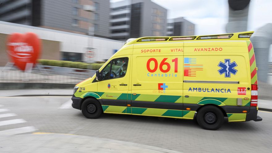 Una ambulancia mientras accede al Hospital Universitario Marqués de Valdecilla de Santander. EFE/Pedro Puente Hoyos/Archivo