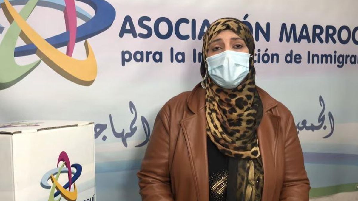 La madre de la alumna denuncia el aislamiento de su hija por llevar el hiyab en el colegio