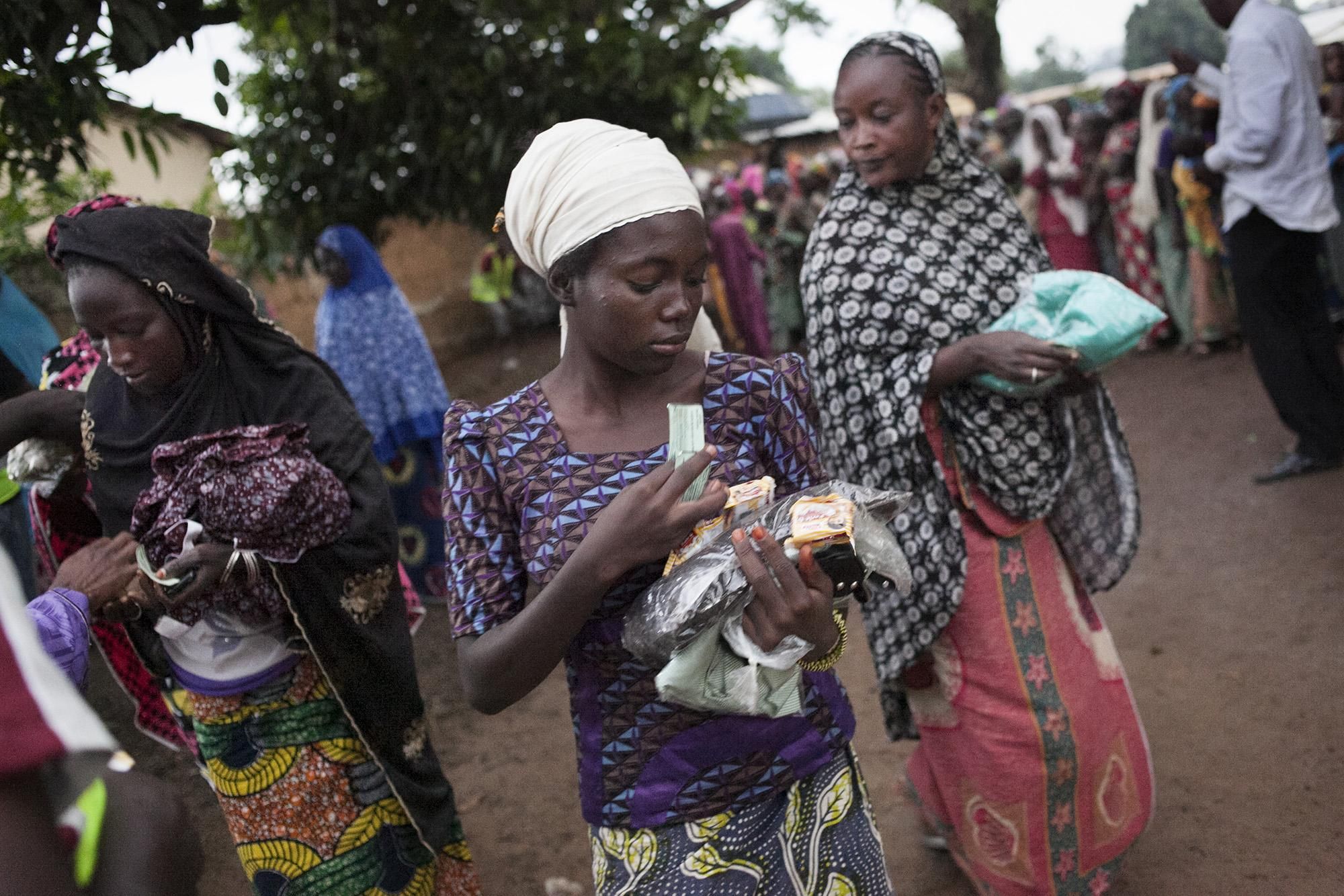 Mujeres refugiadas asisten al reparto de comida y ropa que realiza semanalmente la AMCGB (Asociación Cultural y Musulmana de Garoua Boulai). Esta asociación también lleva el registro de los refugiados que viven en los barrios de la ciudad y se coordina con las organizaciones humanitarias internacionales para asegurar la asistencia al máximo de personas desplazadas posible./ Albert Masias