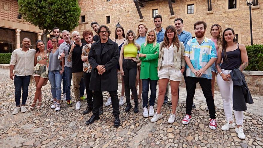 Sergio Peris-Mencheta y los concursantes de 'Traitors España'