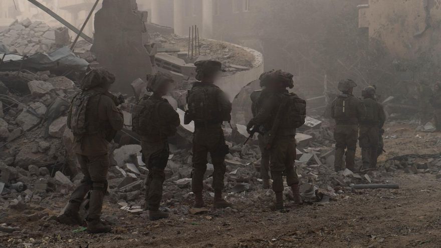 Imágenes de soldados israelíes en operaciones este lunes dentro de la Franja de Gaza.