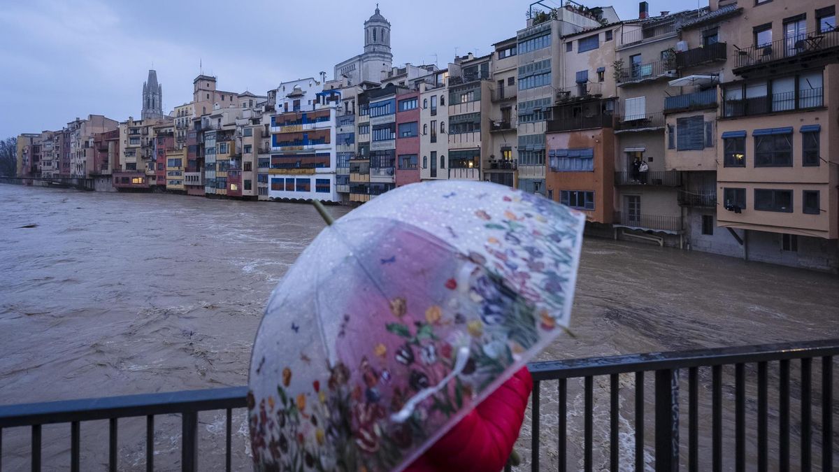 Los Bomberos buscan a un hombre arrastrado por una riera durante el temporal en Girona
