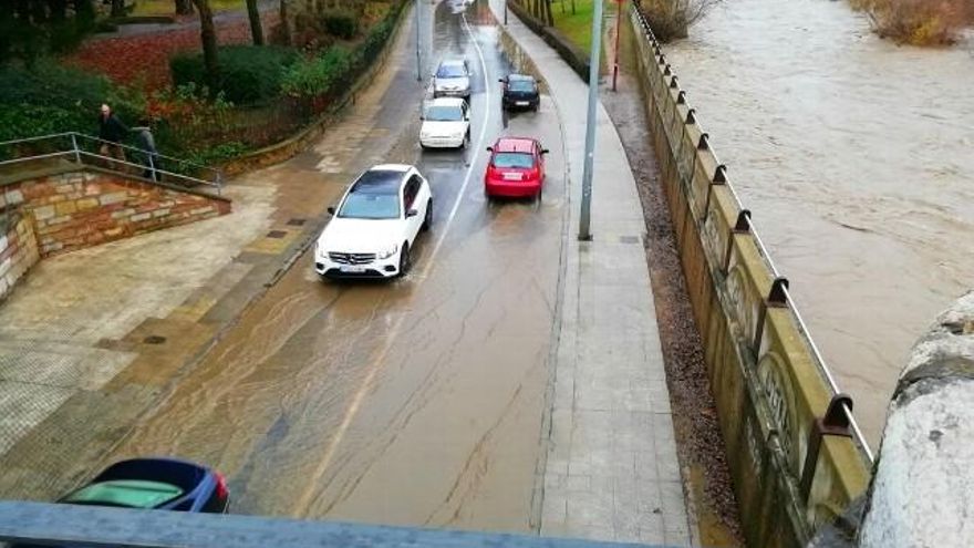 Regresó el agua a condicionar el tráfico bajo el puente de San Marcos. / C.J.D.