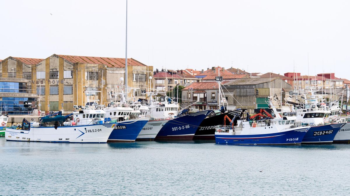 Archivo - Barcos amarrados en el puerto de Santoña en foto de archivo