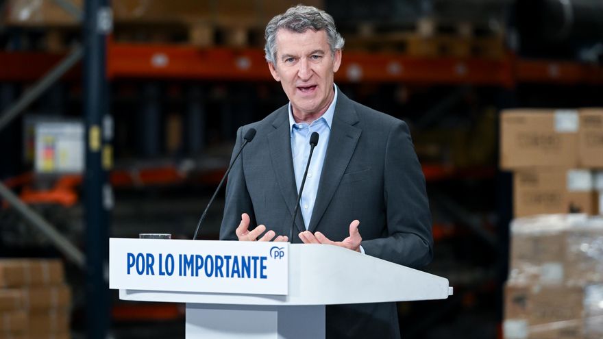 El presidente del Partido Popular, Alberto Núñez Feijóo, clausura el acto sobre infraestructuras ‘Pagas más, recibes menos’.