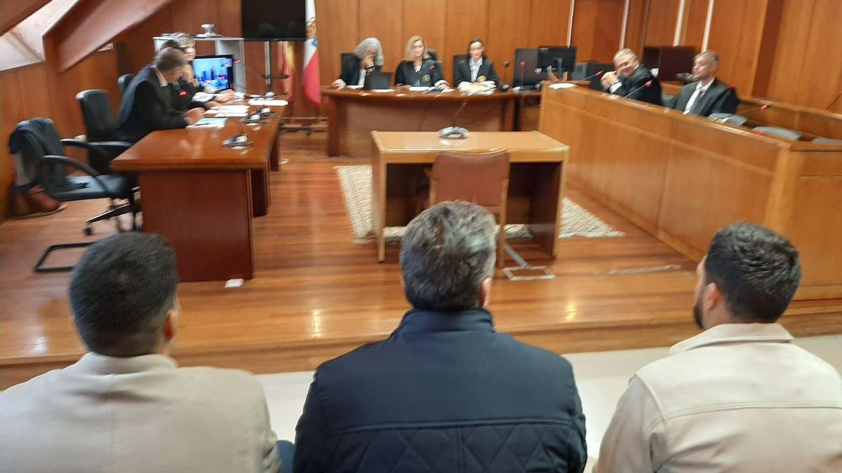 Los tres acusados de la brutal agresión a un hombre en Laredo en 2023, sentados en el banquillo en la Audiencia Provincial de Cantabria