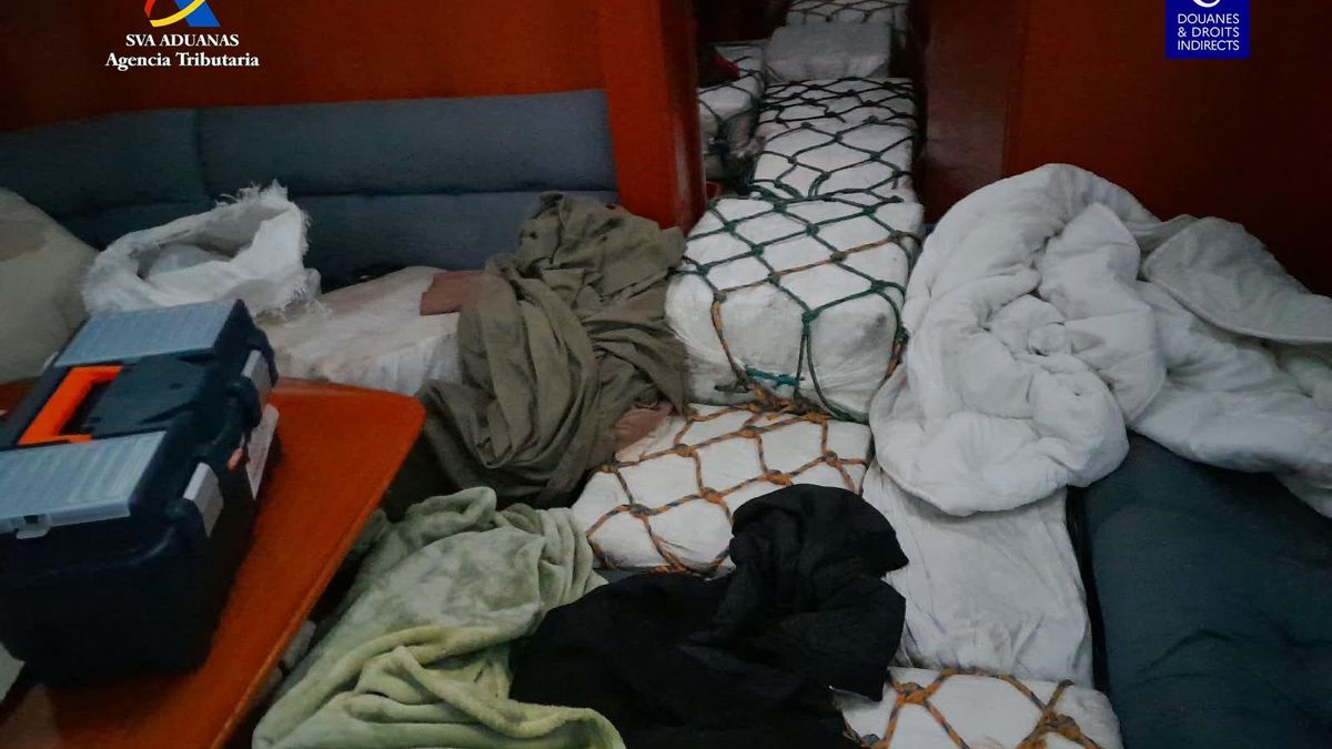Fardos de cocaína en el interior del velero