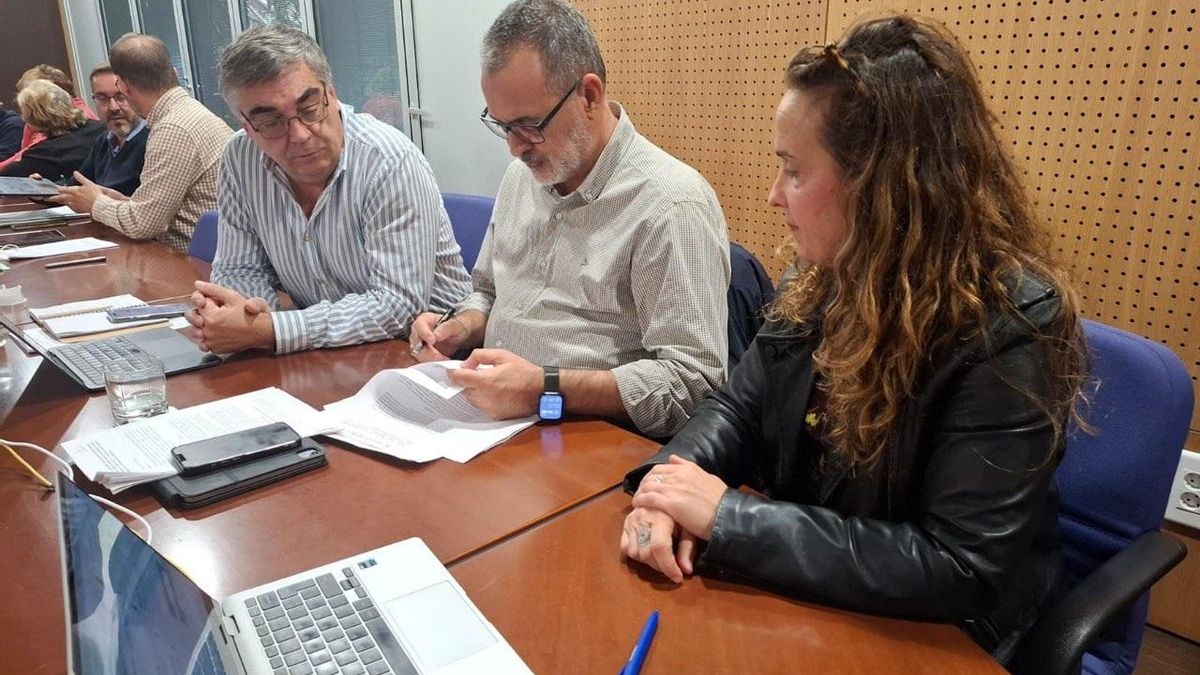 El Gobierno andaluz y los sindicatos firman la paz con una subida salarial para 65.000 empleados públicos