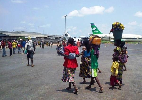 Un campo de desplazados en el aeropuerto de Bangui, bajo control francés. Alrededor de 15.000 personas viven ahí durante el día, pero son más de 40.000 por la noche, cuando la gente huye de la violencia en la ciudad © PACOME PABANDJI/AFP/Getty Images