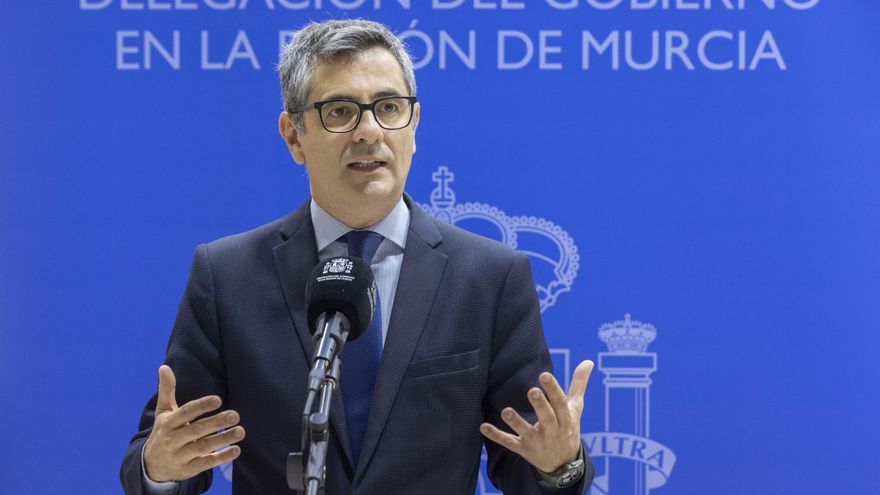 El ministro de la Presidencia, Justicia y Relaciones con las Cortes, Félix Bolaños, atiende a la prensa este viernesmomentos antes del acto de toma de posesión de Francisco Lucas como delegado del Gobierno en Murcia, este viernes donde ha calificado de "fluida y de respeto" la relación del Gobierno con los grupos que apoyaron la legislatura. EFE/Marcial Guillén