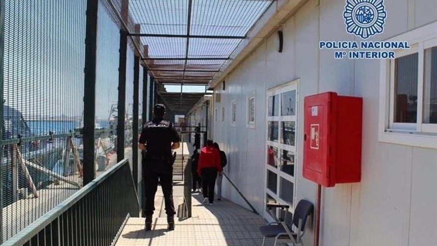 Incomunicados, sin literas y sucio: el trato "indigno y degradante" a migrantes en un centro de Almería tras llegar en patera