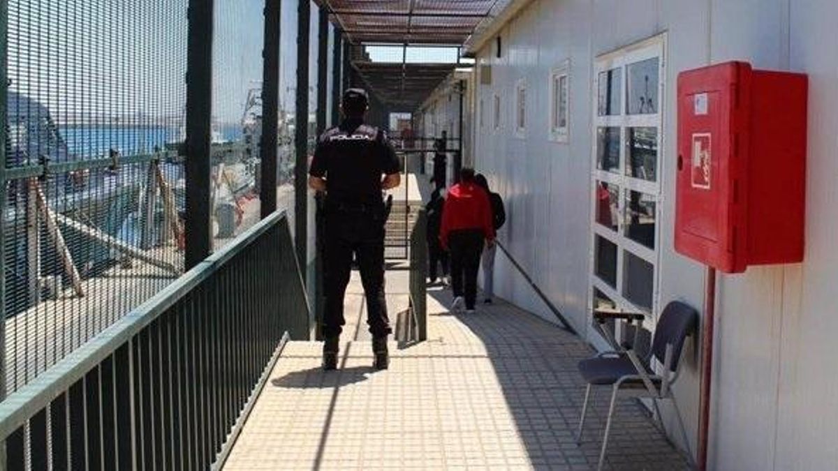 Incomunicados, sin literas y sucio: el trato "indigno y degradante" a migrantes en un centro de Almería tras llegar en patera