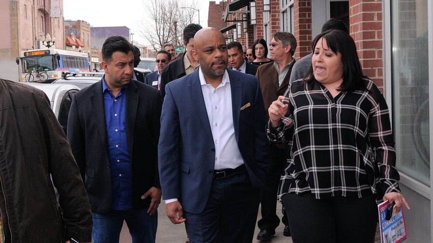 Alcalde de Denver busca más ayuda ante "abrumadora" crisis de migrantes