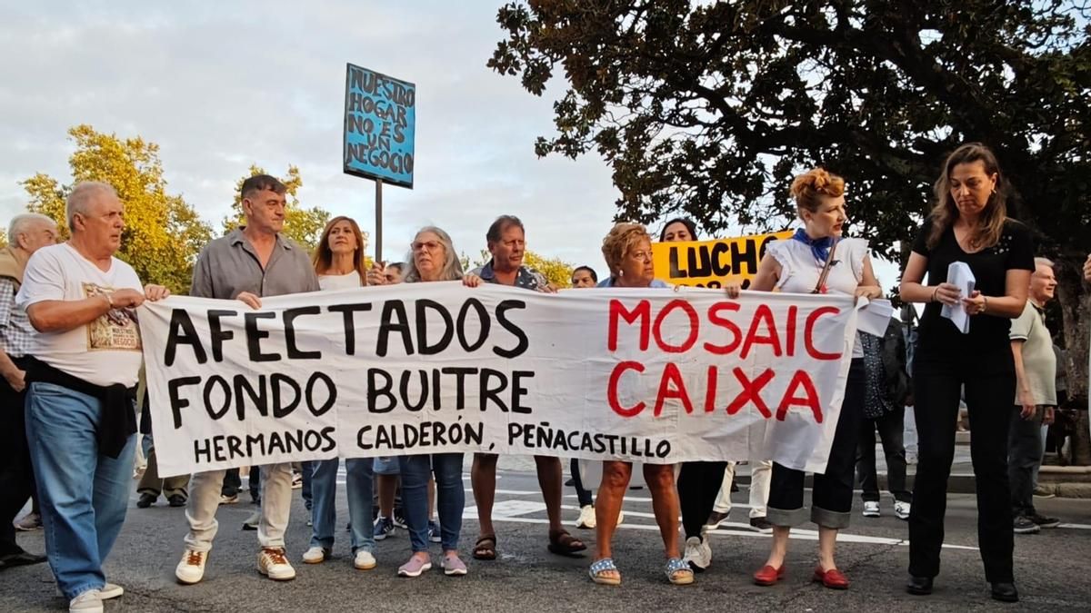 'Hay una carta para tí': los vecinos de Hermanos Calderón piden escribir a la alcaldesa para pedir que el Ayuntamiento compre sus pisos
