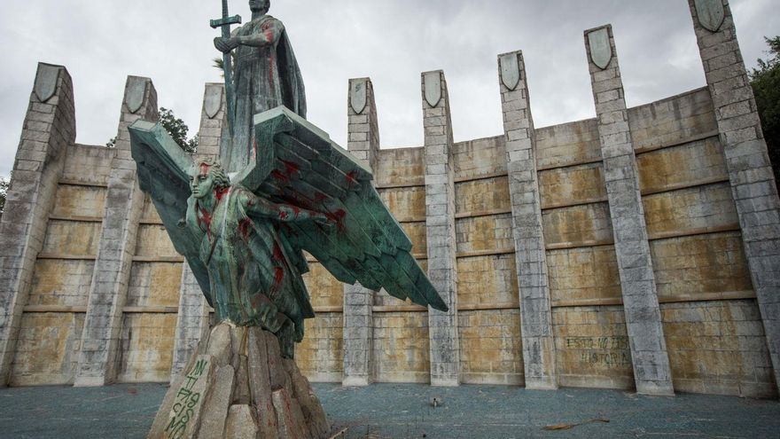 Archivo - Monumento en honor a Franco erigido en Santa Cruz de Tenerife.