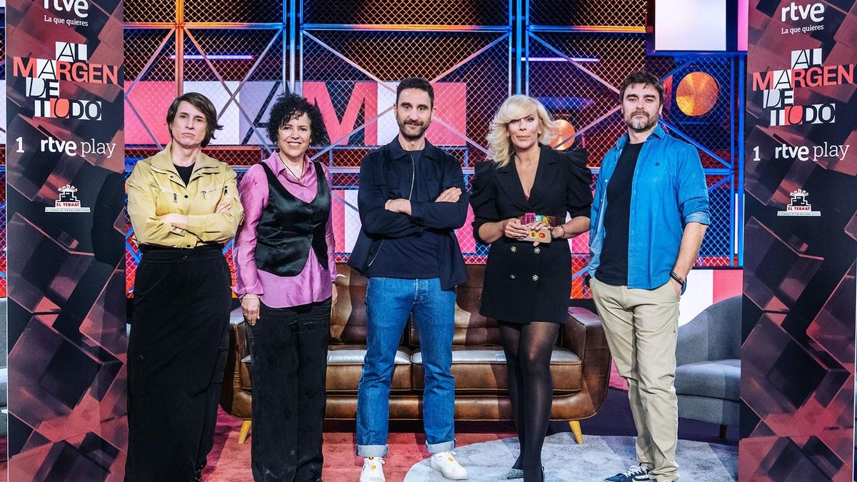 Dani Rovira con representantes de RTVE y El Terrat en la presentación de 'Al margen de todo'