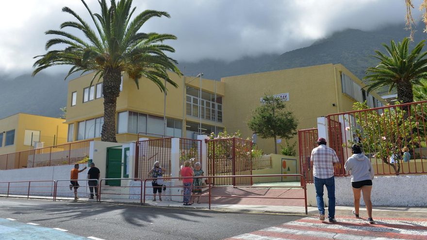 Varias personas se dirigen a votar en el colegio electoral de Tigaday, en el municipio de La Frontera, durante la jornada de elecciones generales al Congreso y el Senado de este domingo. EFE/ Gelmert Finol
