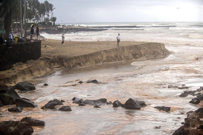 Efectos de las lluvias caídas en Costa Teguise durante la noche
