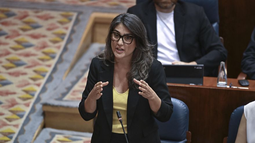 Manuela Bergerot se dirige a Isabel Díaz Ayuso en el pleno de la Asamblea de Madrid celebrado este jueves.