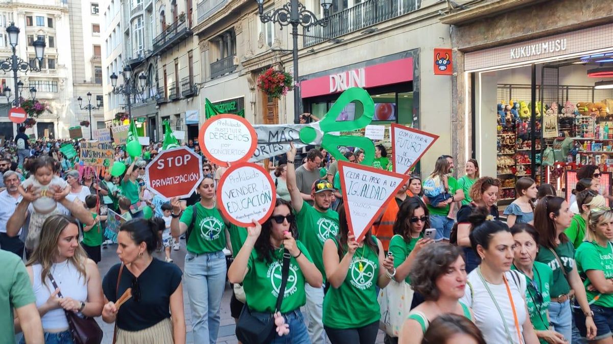 Manifestantes por la calle Alfonso de Zaragoza
