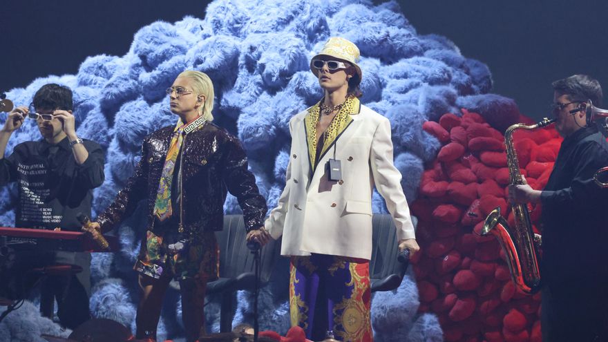 Ca7riel & Paco Amoroso bromean con derretir sus Latin Grammy para hacerse una cadena