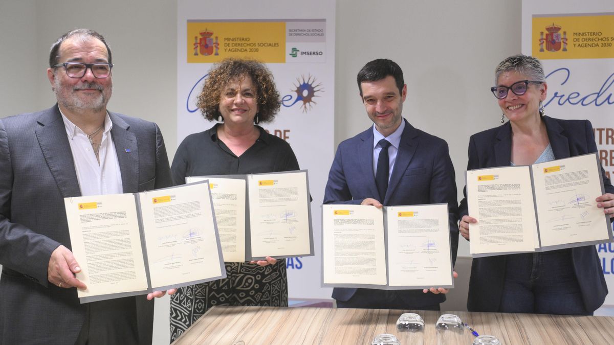 De izquierda a derecha, el alcalde Roberto García, la consejera Marta del Arco, el ministro Pablo Bustanduy y la consejera Concepción Saavedra, ayer, en Langreo (Asturias).