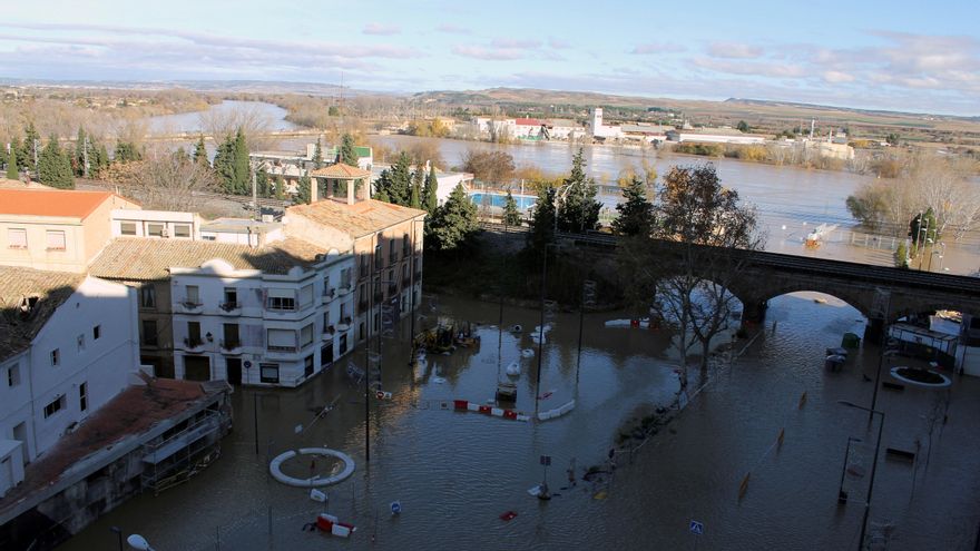 Vista de la crecida del Ebro en Tudela, este domingo. EFE / Juan Antonio Martínez