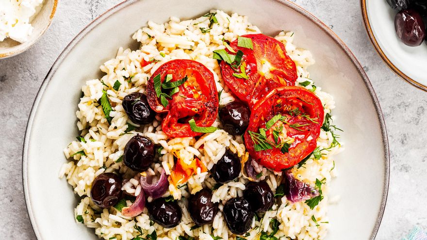 Ensalada mediterránea de arroz con tomates asados