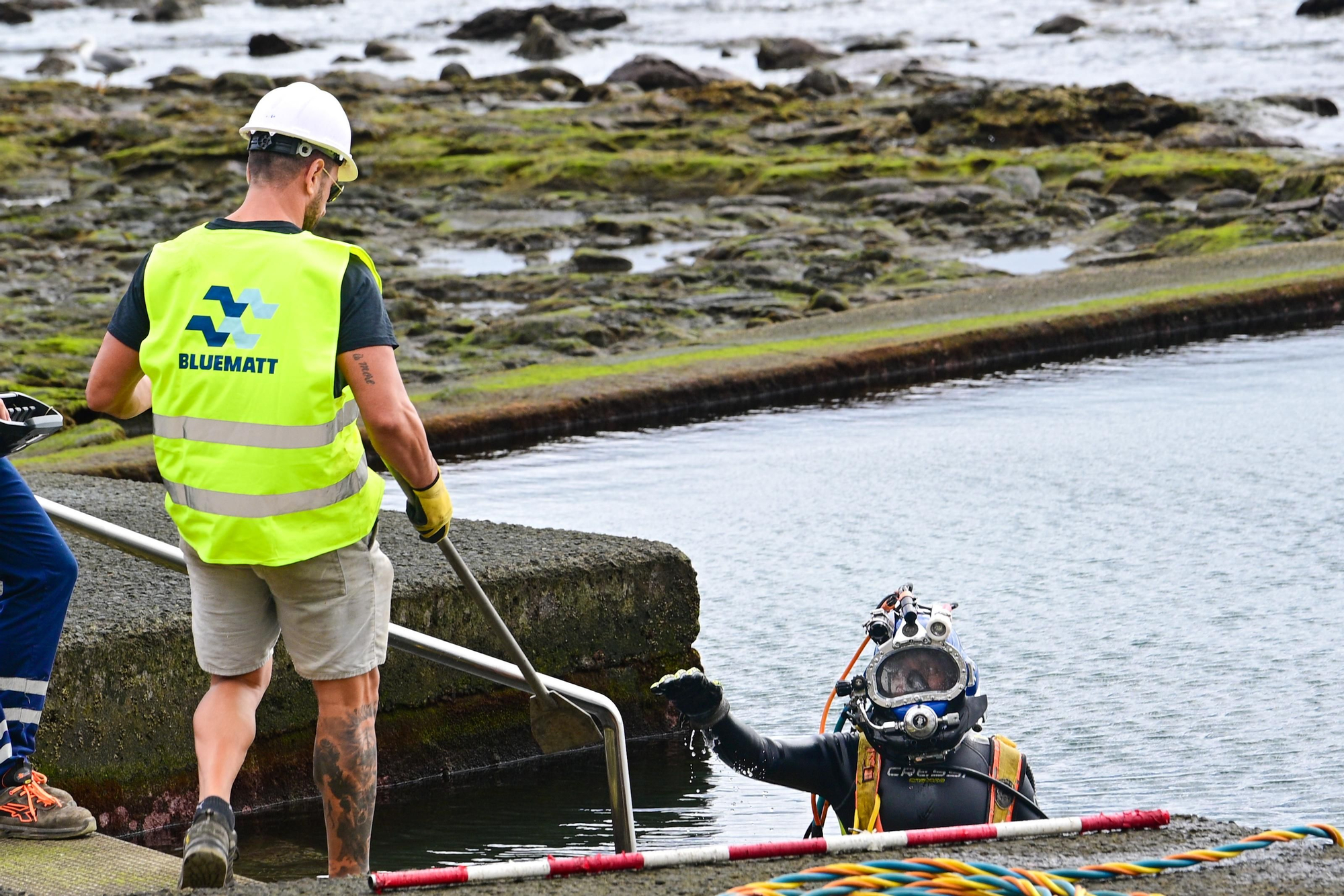 Trabajos de dragado en las piscinas naturales de La Laja, en las Palmas de Gran Canaria.