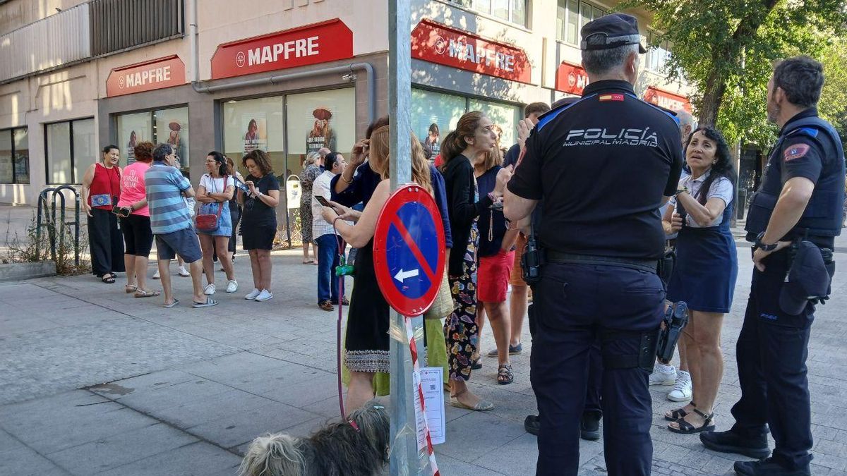 Vecinos de Retiro en la protesta por las obras de Doctor Esquerdo, 138, conversan con agentes de la Policía Municipal de Madrid.