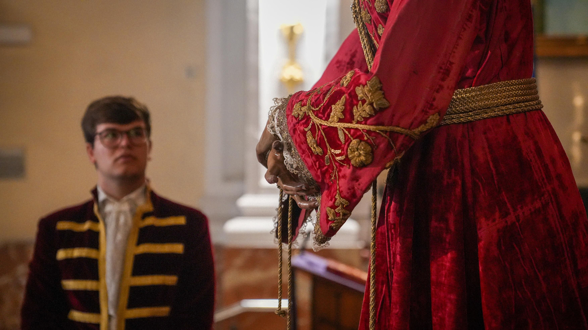 Los besapiés de Jesús Rescatado y del Cristo del Remedio de Ánimas, y el besamanos de Jesús, Divino Salvador, en su Prendimiento, en imágenes